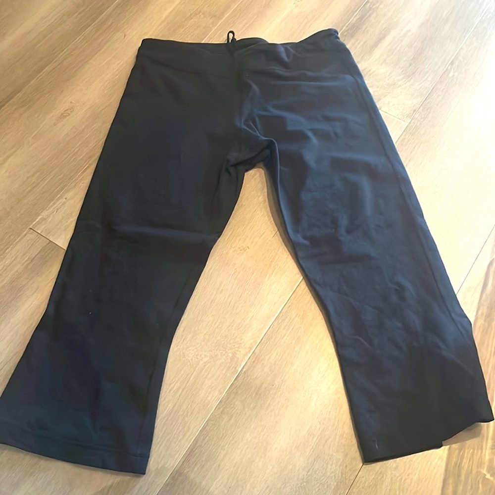 Lululemon cropped size 8. Gently worn